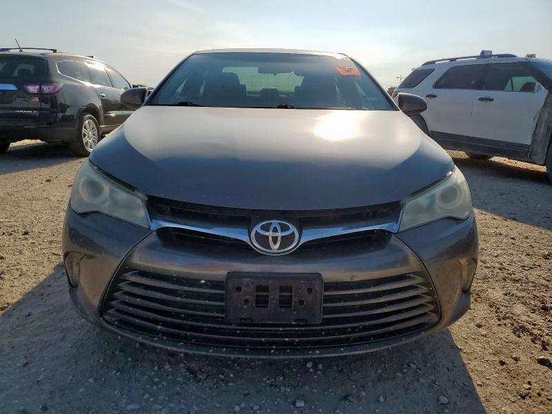 4T1BF1FK8HU677920 - 2017 TOYOTA CAMRY LE 灰色 照片 5