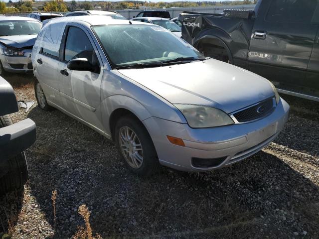 1FAFP34N15W145894 - 2005 FORD FOCUS ZX4 SILVER photo 4