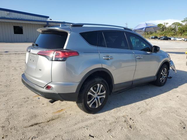 2T3ZFREV4JW452495 - 2018 TOYOTA RAV4 LE فضي صورة 3