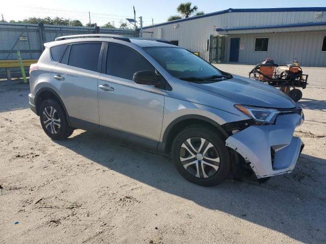 2T3ZFREV4JW452495 - 2018 TOYOTA RAV4 LE فضي صورة 4