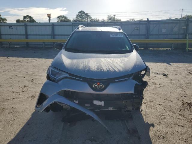 2T3ZFREV4JW452495 - 2018 TOYOTA RAV4 LE فضي صورة 5