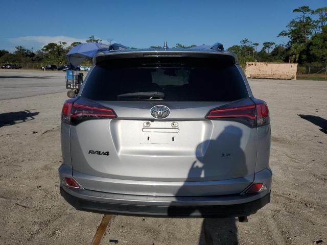 2T3ZFREV4JW452495 - 2018 TOYOTA RAV4 LE فضي صورة 6