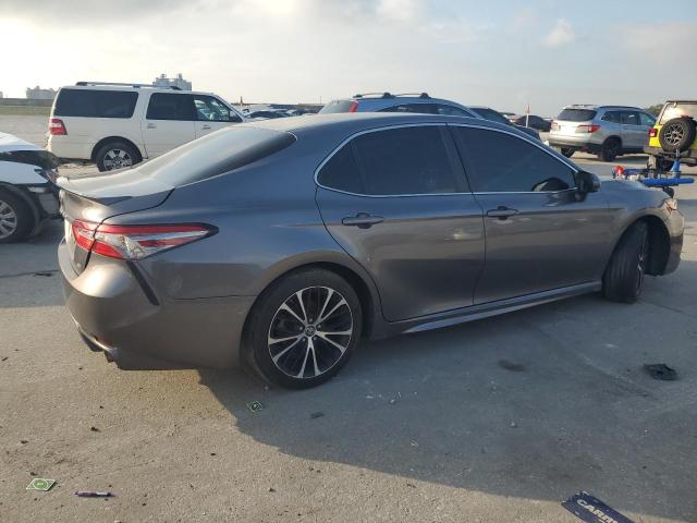 4T1B11HK1JU593181 - 2018 TOYOTA CAMRY L ნაცრისფერი ფოტო 3