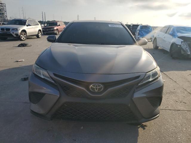 4T1B11HK1JU593181 - 2018 TOYOTA CAMRY L ნაცრისფერი ფოტო 5