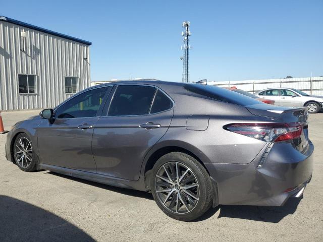 4T1T11AK7NU660676 - 2022 TOYOTA CAMRY SE GRAY photo 2
