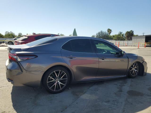 4T1T11AK7NU660676 - 2022 TOYOTA CAMRY SE GRAY photo 3