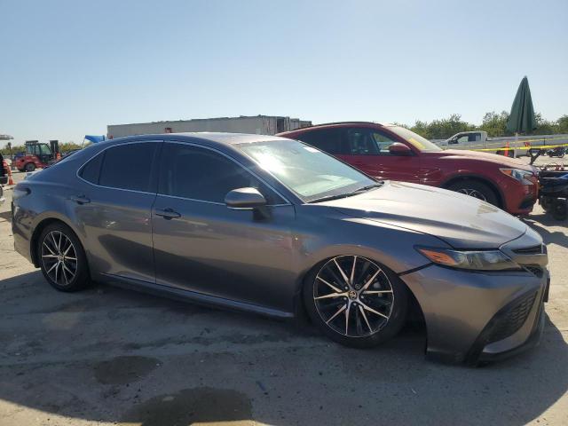 4T1T11AK7NU660676 - 2022 TOYOTA CAMRY SE GRAY photo 4