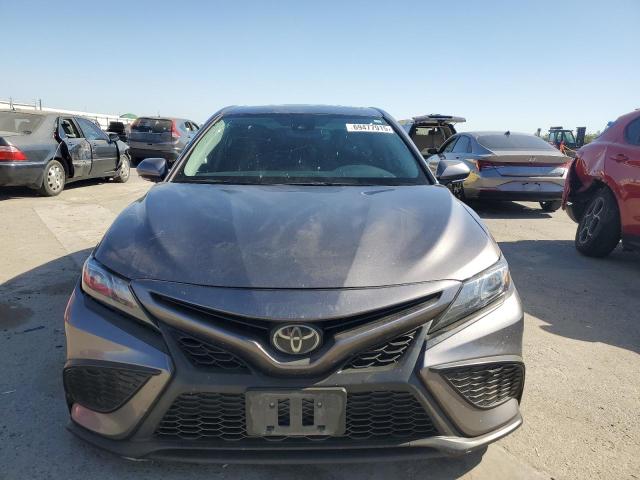 4T1T11AK7NU660676 - 2022 TOYOTA CAMRY SE GRAY photo 5