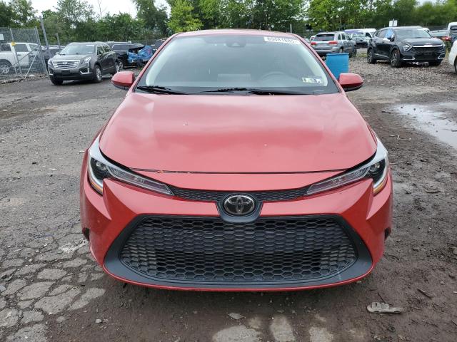 5YFEPMAE4MP258911 - 2021 TOYOTA COROLLA LE Kırmızı fotoğraf 5