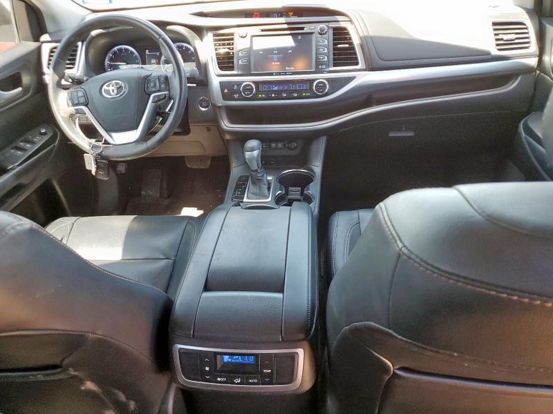 5TDKZRFH4JS540983 - 2018 TOYOTA HIGHLANDER SE Biały zdjęcie 8