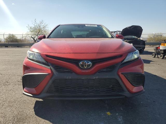 4T1G11AK3NU015198 - 2022 TOYOTA CAMRY SE 红色 照片 5