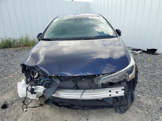 5YFEPMAEXNP344211 - 2022 TOYOTA COROLLA LE BLUE photo 5