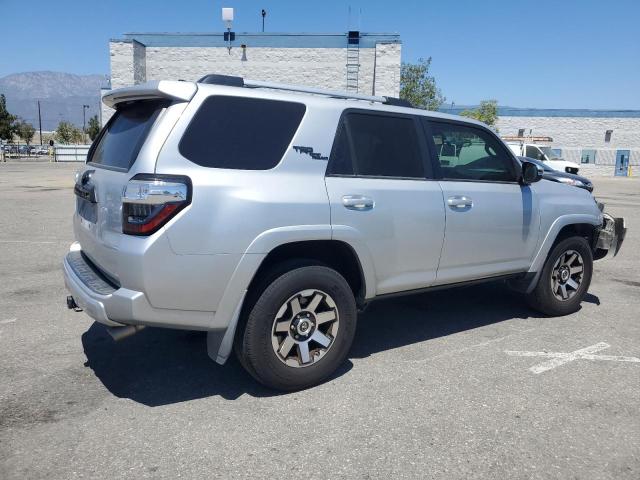 JTEBU5JR5J5509251 - 2018 TOYOTA 4RUNNER SR5/SR5 PREMIUM SILVER photo 3