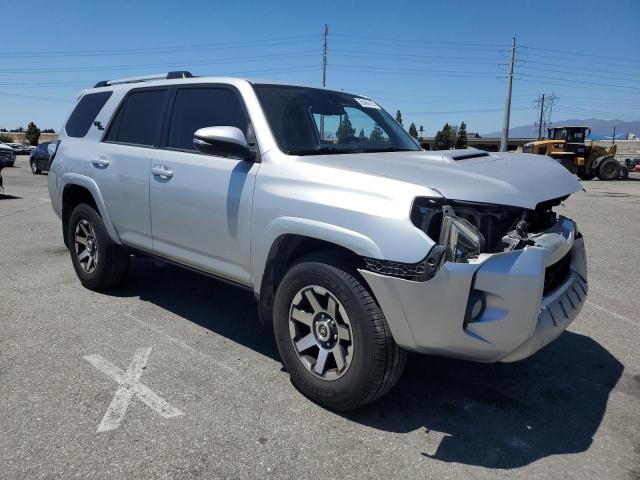 JTEBU5JR5J5509251 - 2018 TOYOTA 4RUNNER SR5/SR5 PREMIUM SILVER photo 4