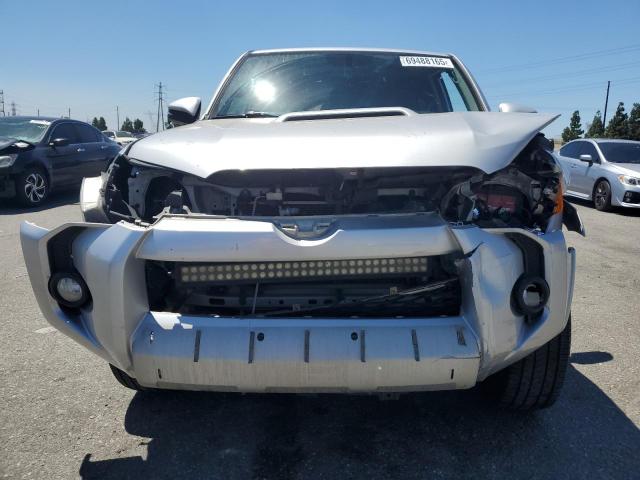 JTEBU5JR5J5509251 - 2018 TOYOTA 4RUNNER SR5/SR5 PREMIUM SILVER photo 5