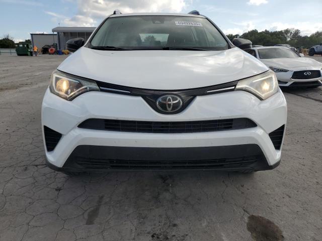 JTMZFREV9JD121988 - 2018 TOYOTA RAV4 LE Ақ фото 5