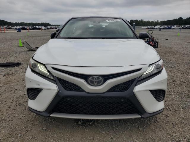 4T1B61HK0JU084703 - 2018 TOYOTA CAMRY XSE თეთრი ფოტო 5