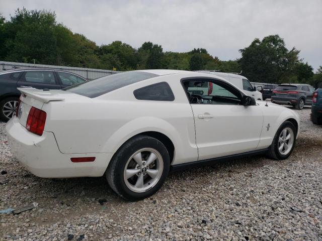 1ZVHT80N885149174 - 2008 FORD MUSTANG WHITE photo 3