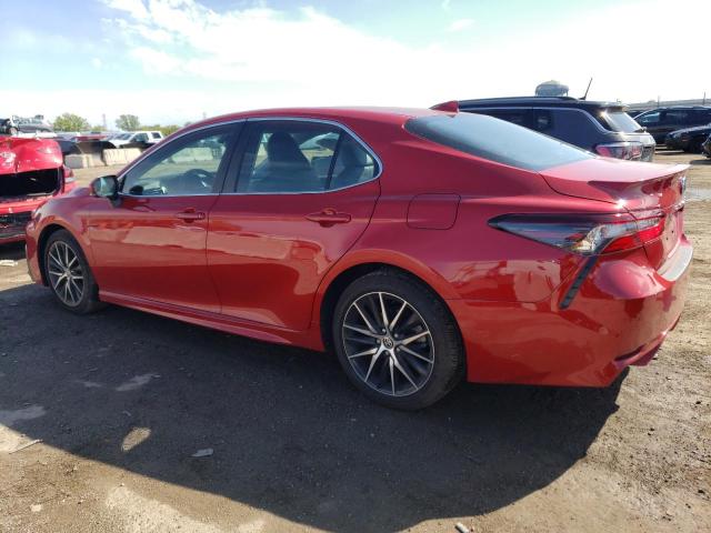 4T1T11AK6PU103664 - 2023 TOYOTA CAMRY SE NIGHT SHADE RED photo 2