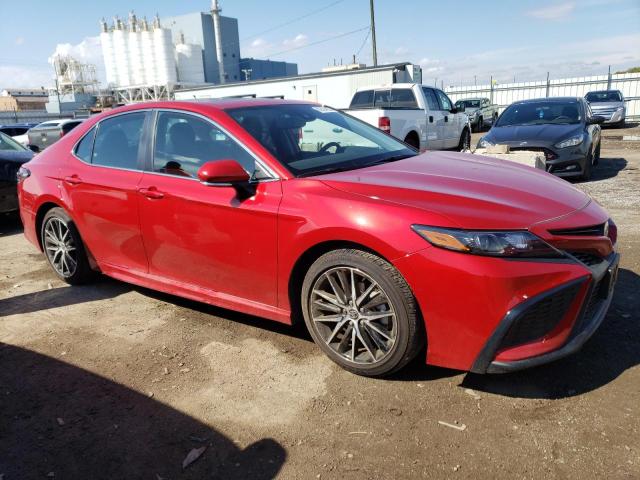 4T1T11AK6PU103664 - 2023 TOYOTA CAMRY SE NIGHT SHADE RED photo 4