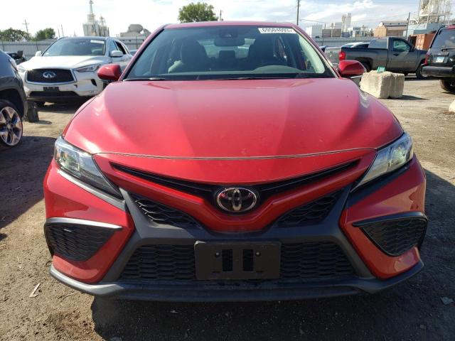 4T1T11AK6PU103664 - 2023 TOYOTA CAMRY SE NIGHT SHADE RED photo 5