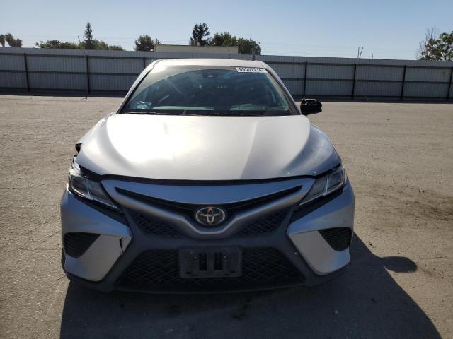 4T1B11HK6KU242297 - 2019 TOYOTA CAMRY L SILVER photo 5