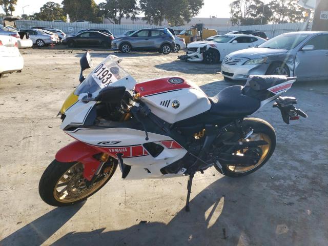 JYARM38Y3NA001289 - 2022 YAMAHA YZFR7 WHITE photo 2