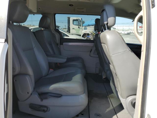 2C4RVABG4CR391026 - 2012 VOLKSWAGEN ROUTAN SE WHITE photo 11