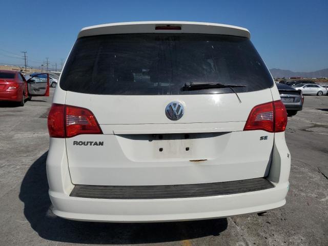 2C4RVABG4CR391026 - 2012 VOLKSWAGEN ROUTAN SE WHITE photo 6