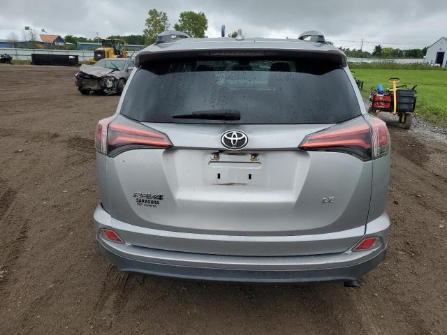 2T3ZFREV4HW375217 - 2017 TOYOTA RAV4 LE 灰色 照片 6