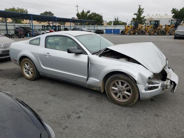 1ZVHT80N385152936 - 2008 FORD MUSTANG SILVER photo 4