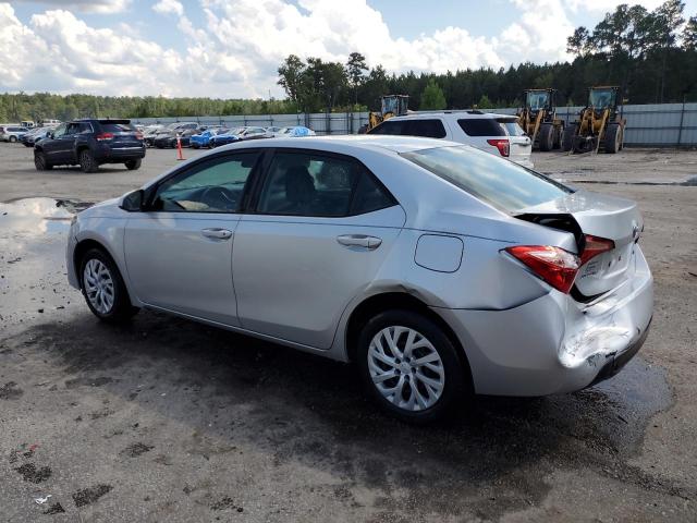 5YFBURHE1JP770474 - 2018 TOYOTA COROLLA L SILVER photo 2