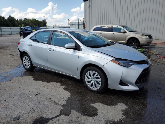 5YFBURHE1JP770474 - 2018 TOYOTA COROLLA L SILVER photo 4