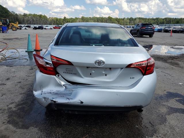 5YFBURHE1JP770474 - 2018 TOYOTA COROLLA L SILVER photo 6