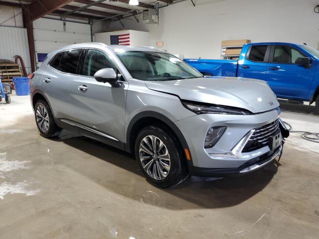 LRBFZME4XRD064165 - 2024 BUICK ENVISION PREFERRED ვერცხლისფერი ფოტო 4