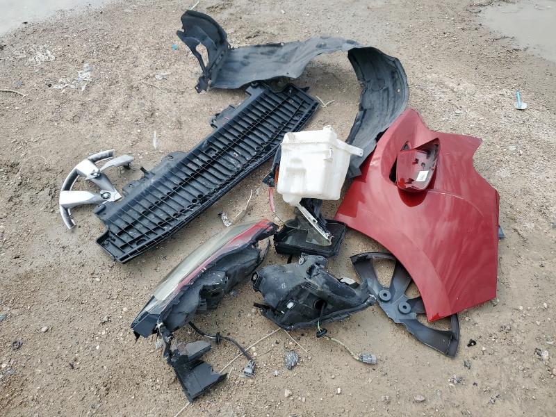 5YFBURHE1JP741394 - 2018 TOYOTA COROLLA L RED photo 13