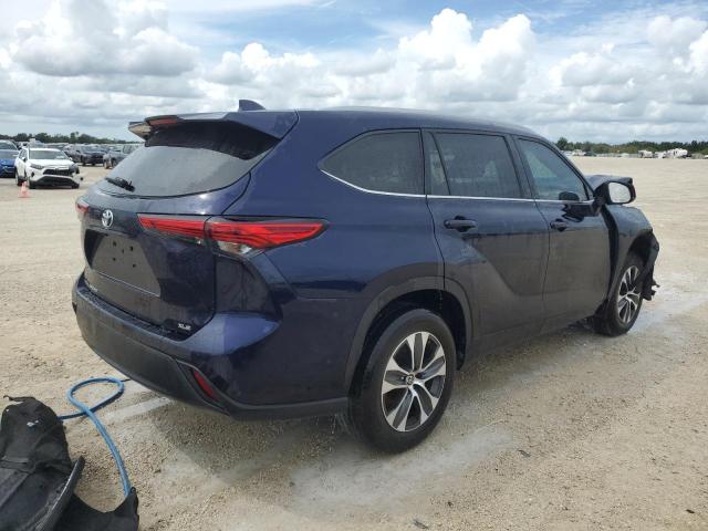 5TDGZRAH2NS553590 - 2022 TOYOTA HIGHLANDER XLE BLUE photo 3