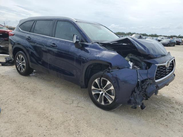 5TDGZRAH2NS553590 - 2022 TOYOTA HIGHLANDER XLE BLUE photo 4