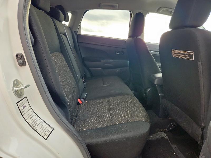 JA4AP3AU9GZ049314 - 2016 MITSUBISHI OUTLANDER ES WHITE photo 11