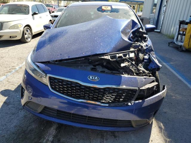 3KPFK4A78HE067505 - 2017 KIA FORTE LX BLUE photo 5