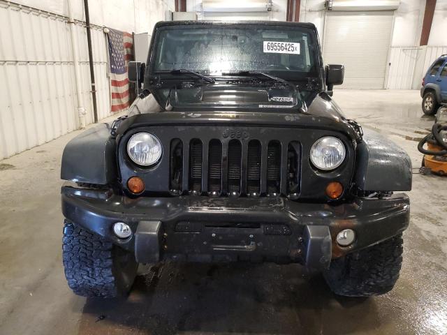 1C4HJWEG9DL590700 - 2013 JEEP WRANGLER U SAHARA Qara foto 5