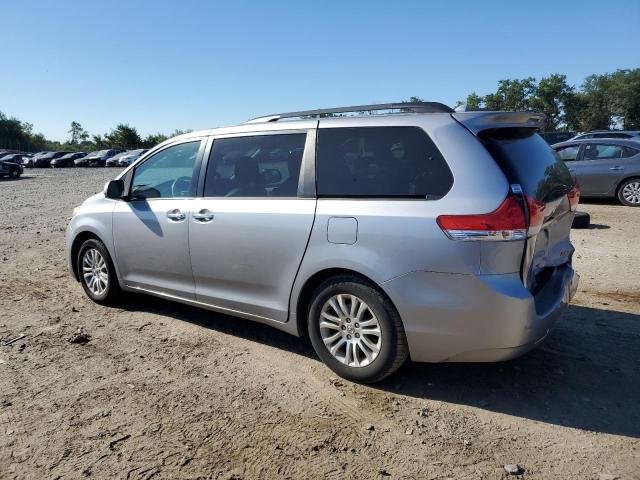 5TDYK3DC5CS215880 - 2012 TOYOTA SIENNA XLE 银色 照片 2
