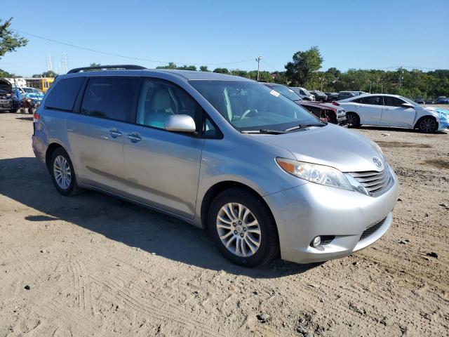 5TDYK3DC5CS215880 - 2012 TOYOTA SIENNA XLE 银色 照片 4