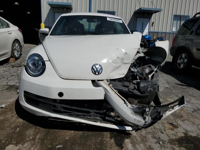 3VWJP7AT2CM618985 - 2012 VOLKSWAGEN BEETLE WHITE photo 5