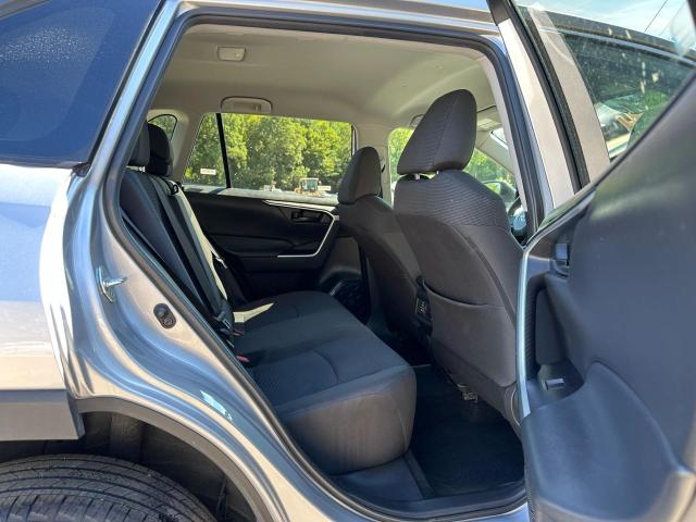 2T3F1RFV4RW447731 - 2024 TOYOTA RAV4 LE 银色 照片 7