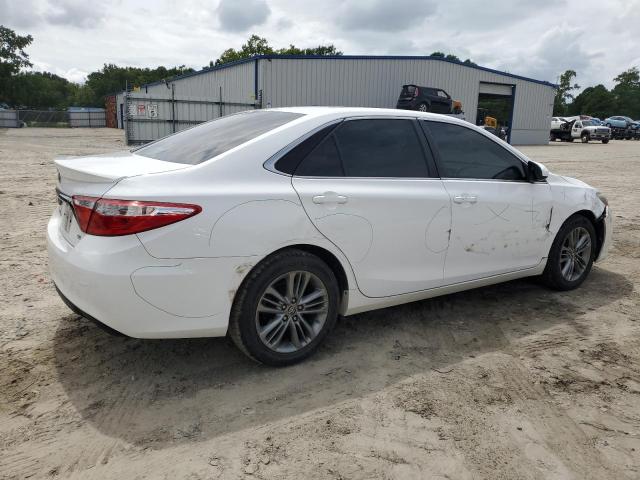 4T1BF1FK4FU061757 - 2015 TOYOTA CAMRY LE Weiß Foto 3