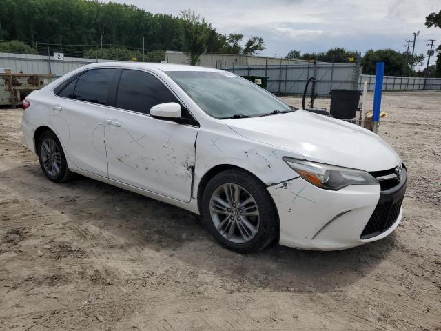 4T1BF1FK4FU061757 - 2015 TOYOTA CAMRY LE Weiß Foto 4