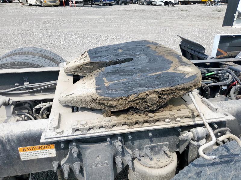 3AKJGLD5XFSGA7775 - 2015 FREIGHTLINER CASCADIA WHITE photo 9