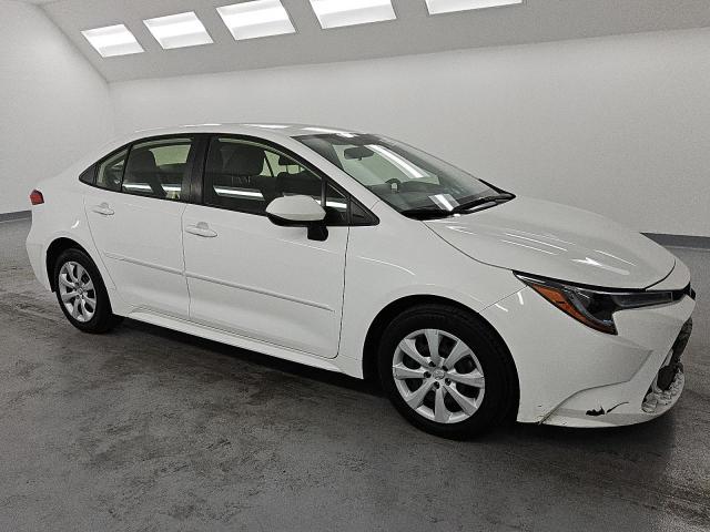 JTDEPMAE5N3026618 - 2022 TOYOTA COROLLA LE WHITE photo 4