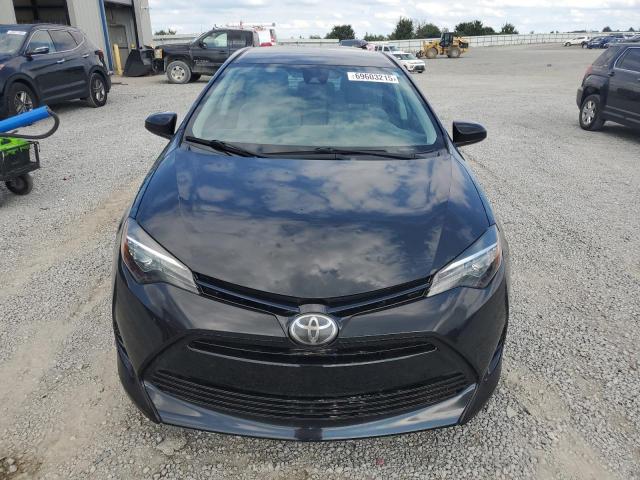 2T1BURHE6JC056291 - 2018 TOYOTA COROLLA L Schwarz Foto 5